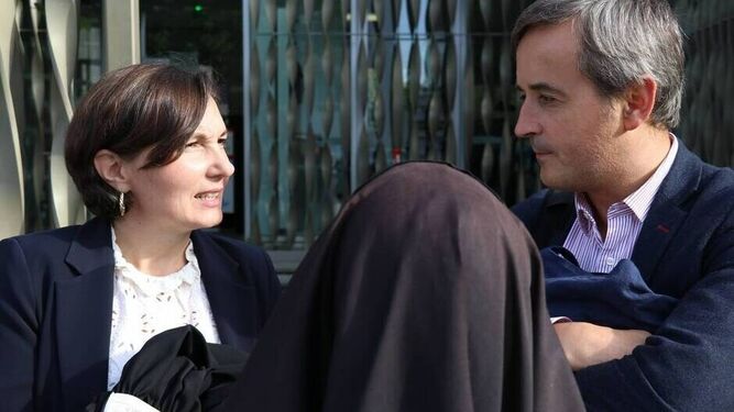 Sor Marie Ferréol, con su abogado ante el juzgado de Lorient