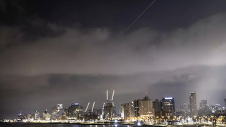 Explosiones en el cielo de Tel Aviv tras el ataque iraní contra Israel del 14 de abril Mostafa Alkharouf/Anadolu/Getty