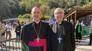 El obispo de Santander, Arturo Ros, y el emérito, Manuel Sánchez, en Santo Toribio