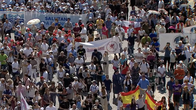 Fieles en la Plaza de San Pedro