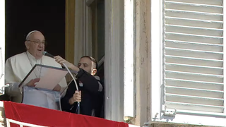 Francisco se asoma al balcón del palacio apostólico