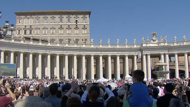 Los fieles, en San Pedro, esperan al Papa