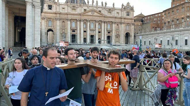Jóvenes en procesión con la Cruz 40 años después
