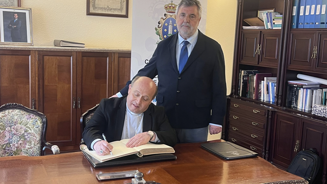 El arzobispo Prieto firma en el libro de honor del Colegio de Médicos de A Coruña