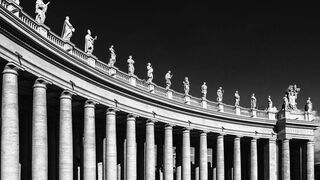 Columnata en la Plaza De San Pedro, en el Vaticano