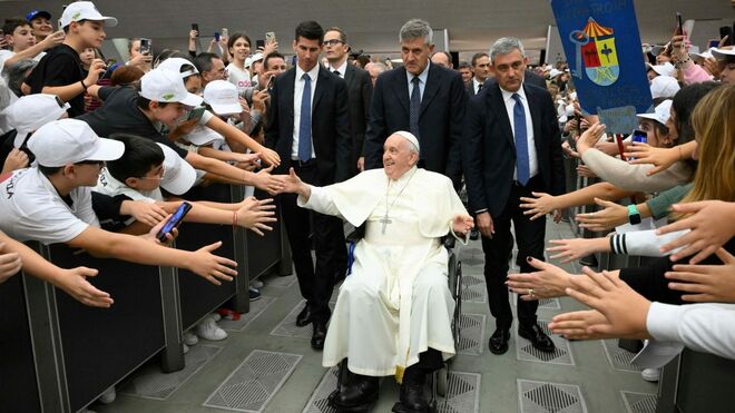 Francisco con los niños en 2023