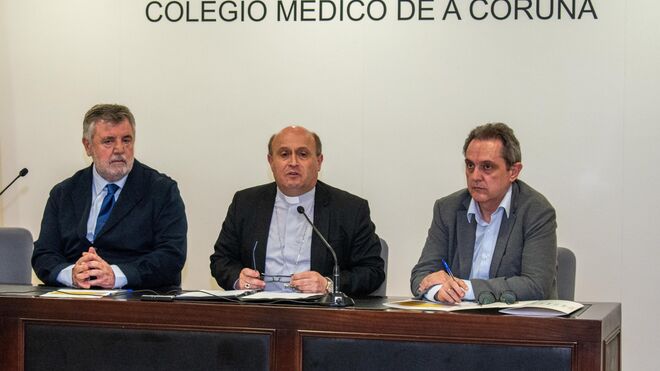 Prieto, con el presidente del Colegio Médico, Luciano Vidán (izda), y José Ramón Amor