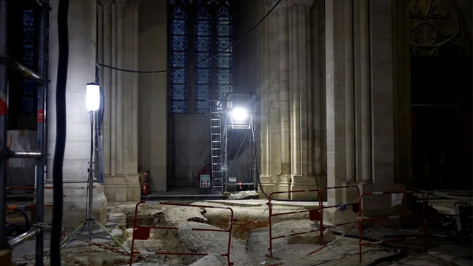 La nave de la Catedral de Notre-Dame de París, todavía en obras de restauración