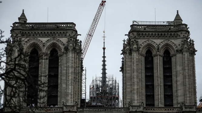 Las grúas retiran los andamios de la nueva aguja de Notre Dame