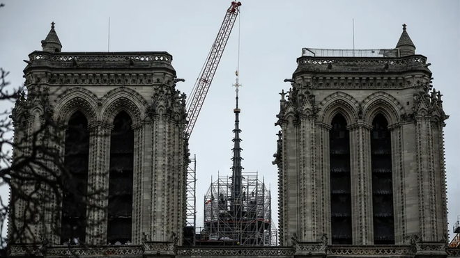 Las grúas retiran los andamios de la nueva aguja de Notre Dame