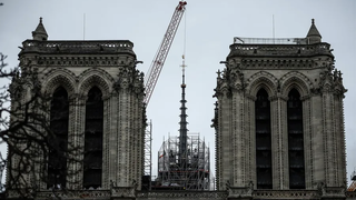 Las grúas retiran los andamios de la nueva aguja de Notre Dame