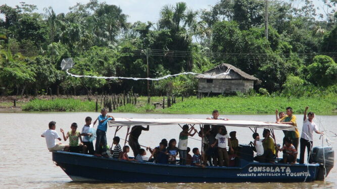 El bote de los Misioneros de la Consolata en un vicariato del Amazonas