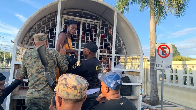 La policía dominicana detiene a una joven en su política de control de migrantes de Haiti
