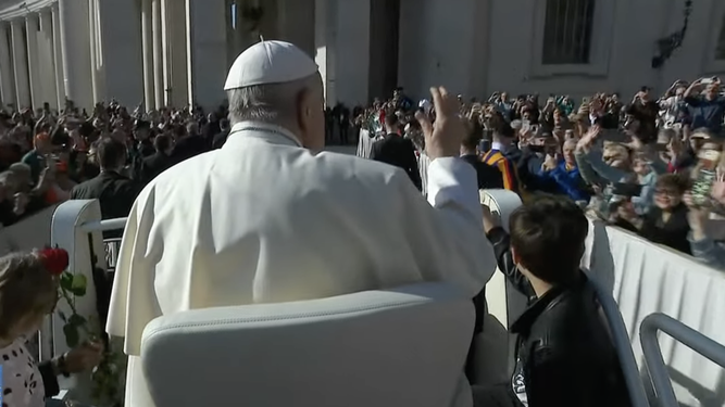 Francisco, durante su ronda en el papamóvil por la plaza de San Pedro