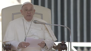 Francisco saluda a los fieles presentes en la plaza de san Pedro