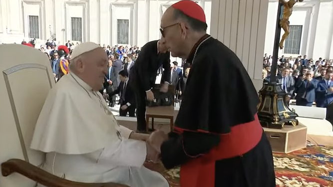 El cardenal Omella saluda a Francisco tras la audiencia general