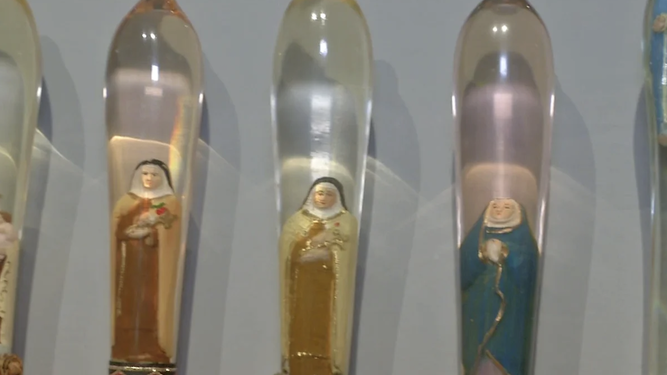 Preservativos de cristal con imágenes de monjas