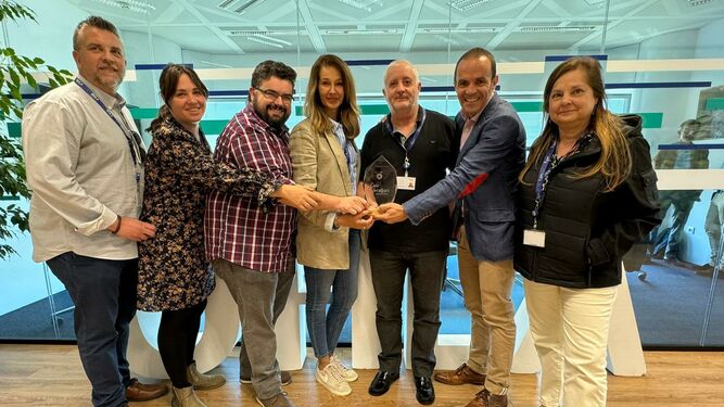 Miembros de Elsan con el premio Care for Others