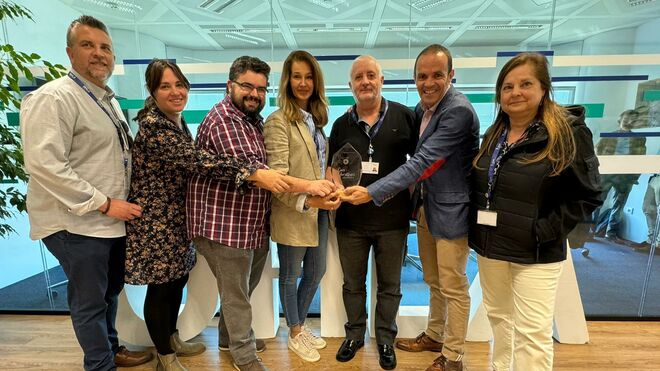 Miembros de Elsan con el premio Care for Others