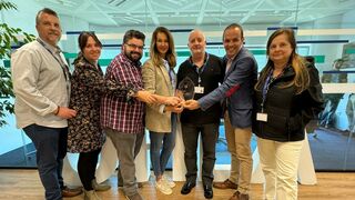 Miembros de Elsan con el premio Care for Others