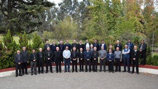 Obispos chilenos posan en 2 filas para la foto oficial de su reciente asamblea plenaria