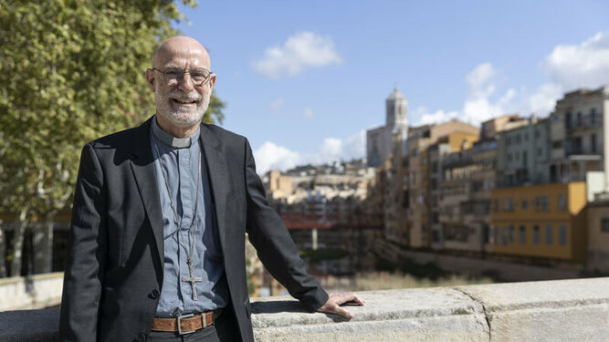 Octavi Vilá, con la catedral de Girona al fondo
