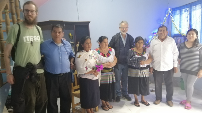 Victorino Pérez con Elias González y la familia de un diácono de la comunidad de Tsajalhá (Chiapas)
