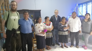 Victorino Pérez con Elias González y la familia de un diácono de la comunidad de Tsajalhá (Chiapas)