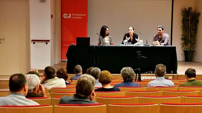 Laura Mor y Mar Griera, con Jordi Pacheco durante la jornada