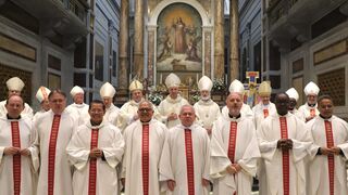 Los participantes en la misa de acción de gracias con Artime y Piccinotti