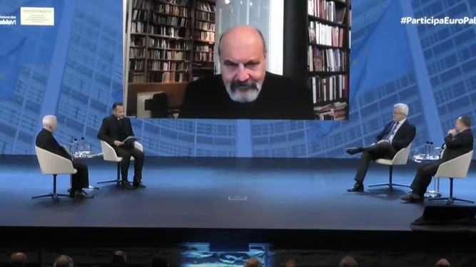 Tomas Halik, en la pantalla de televisión, durante la sesión vespertina de la jornada en la Fundación Pablo VI