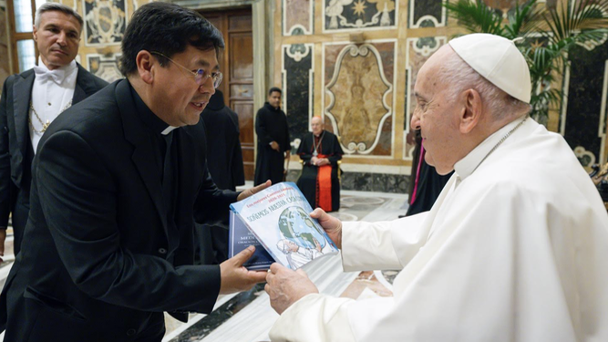 El Papa saluda a Víctor Moreno