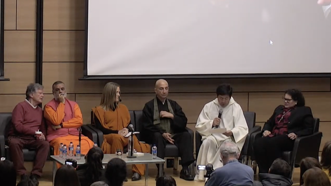 Víctor Moreno durante el encuentro interreligioso