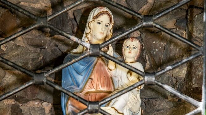 La imagen de la Virgen y el Niño con el 'sudor de sangre' en sus cabezas