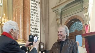 El padre Ángel con Serrat