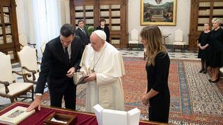 Pedro Sánchez, y Begoña Gómez, con el Papa Francisco