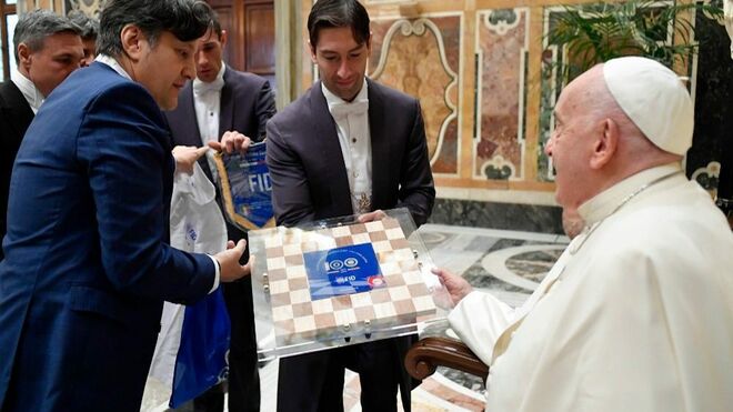 Los miembros de la Federación entregan un tablero al Papa