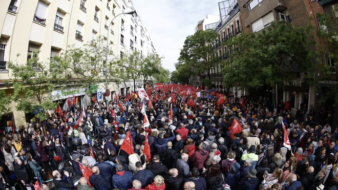 Simpatizantes del PSOE, concentrados en Ferraz