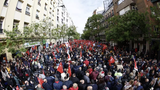 Simpatizantes del PSOE, concentrados en Ferraz