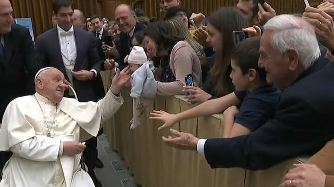 El Papa saluda a uno de los niños tras la audiencia