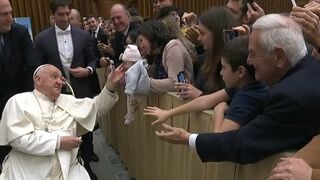El Papa saluda a uno de los niños tras la audiencia