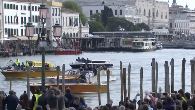 El Papa llegó a Venecia en lancha
