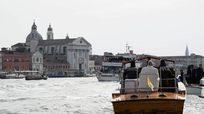 El Papa, en lancha en Venecia