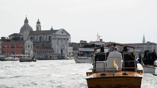 El Papa, en lancha en Venecia