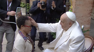 Francisco bendijo a una de las reclusas