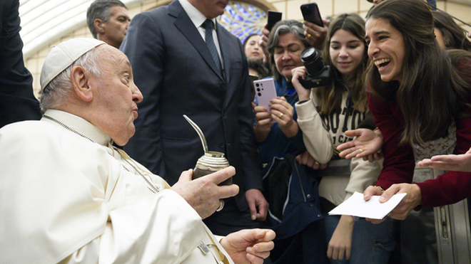 Papa Francisco bebiendo un mate