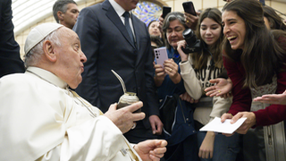 Papa Francisco bebiendo un mate