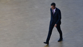 Pedro Sánchez caminando