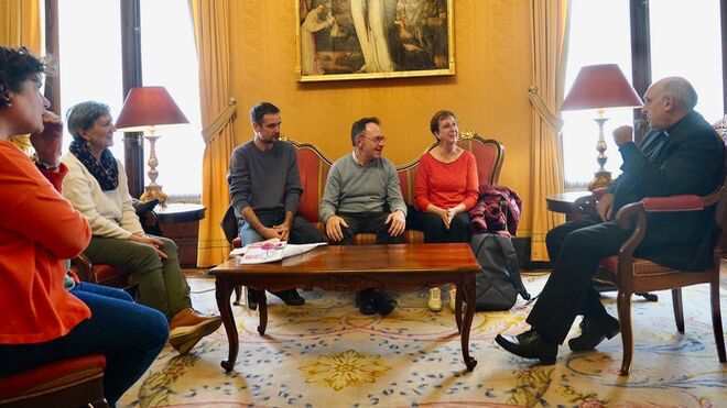 Olivia Pérez (i), Pili Gallego, Pau Díaz, Aquilino Martínez, Maru Megina, militantes de la HOAC, con el arzobispo de Valencia, Enrique Benavent