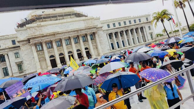 Manifestantes en Puerto Rico celebran una misa obrera
